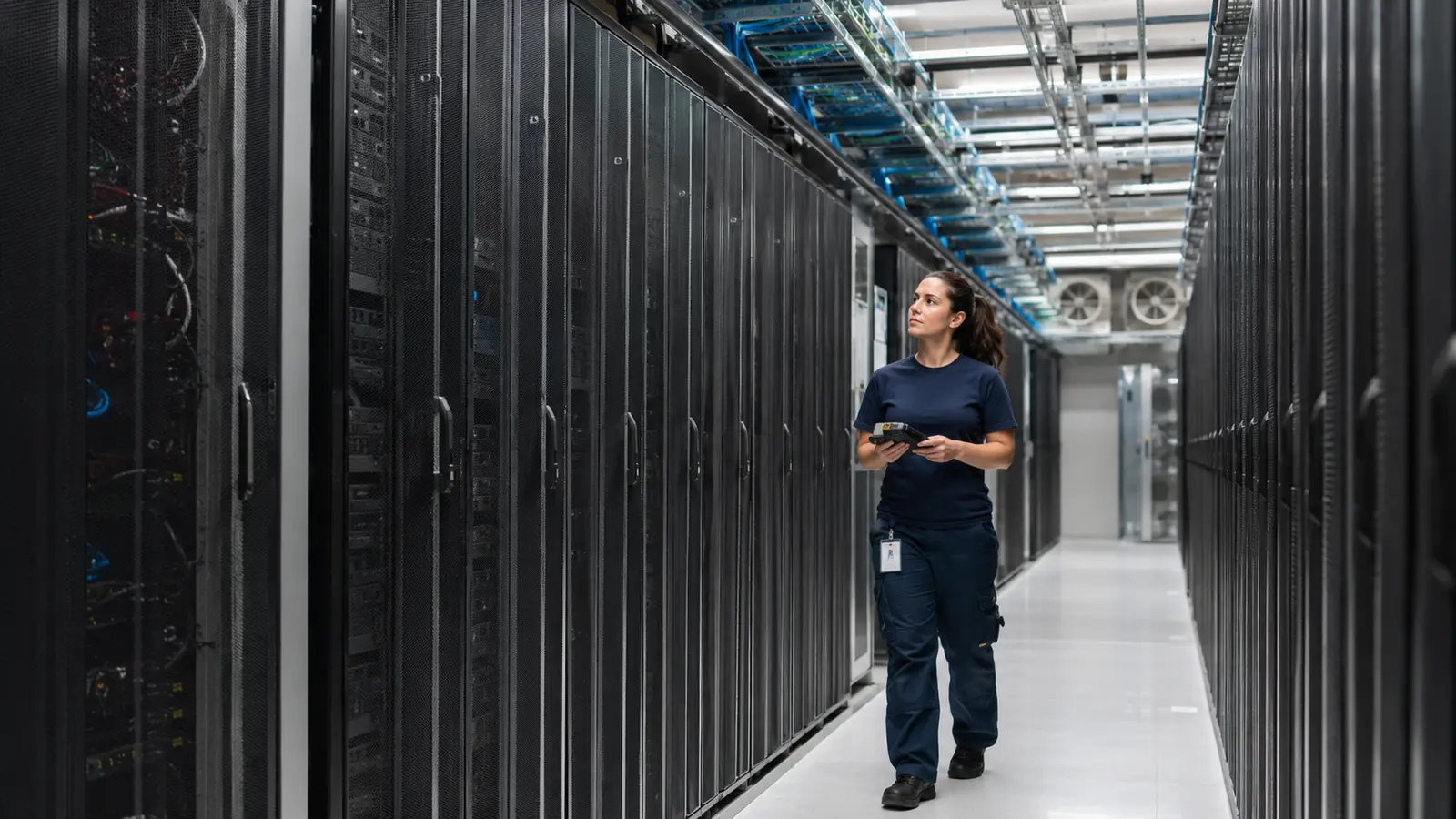 Technicus in een datacenter dat eigendom kan zijn van een beursgenoteerde REIT