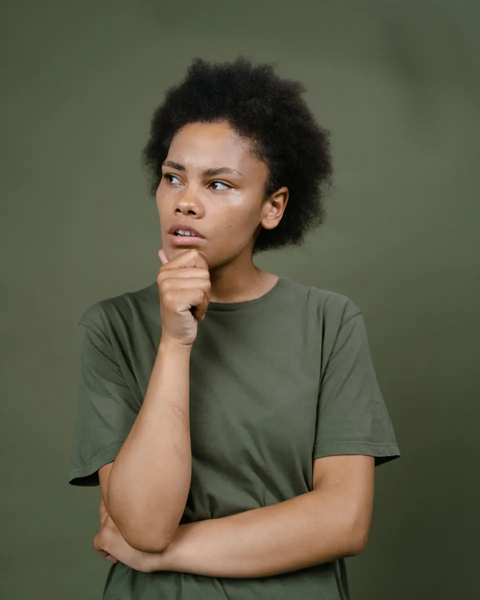 Vrouw denkt na over het juiste moment om te beginnen met beleggen